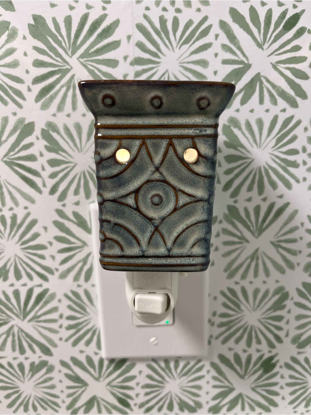 SCENTSY PLUG-IN WARMER